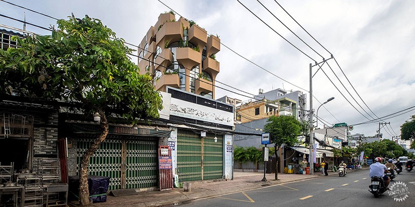 胡志明市“神奇丛林屋”！300㎡挤下公寓商铺，阳台还能变花园第4张图片
