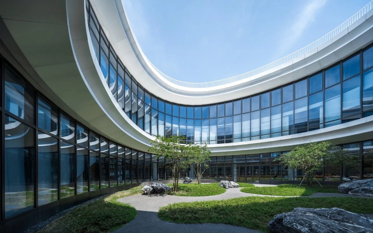 北师香港浸会大学二期校园，钟灵毓秀，碧水绕亭第24张图片
