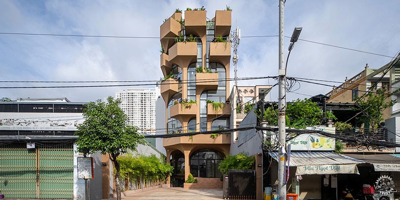 胡志明市“神奇丛林屋”！300㎡挤下公寓商铺，阳台还能变花园第1张图片