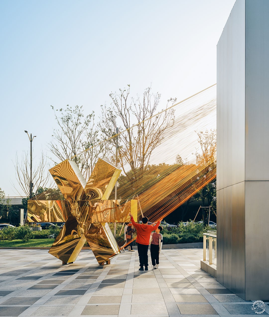 公共空间的轻介入——旋膜廊桥和六角金星第24张图片