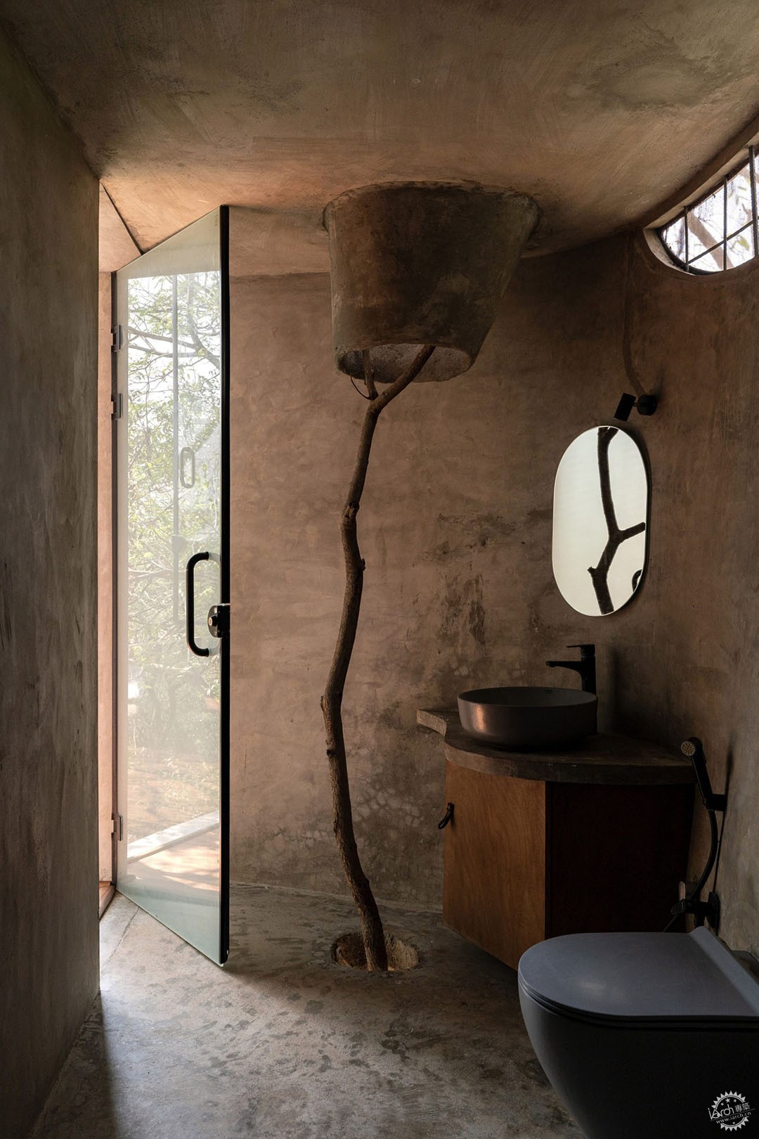 印度这栋会“绕路”的泥巴豪宅把森林搬进了卧室和浴室！为了树和石头拐了好几个弯！第11张图片