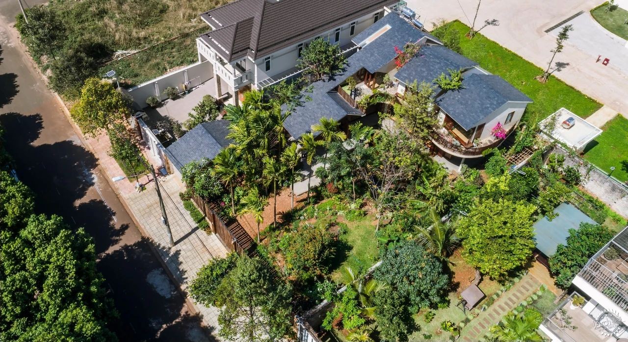 枕溪而眠的坡顶小屋：藏了溪流、鸟鸣与未长大的梦第2张图片