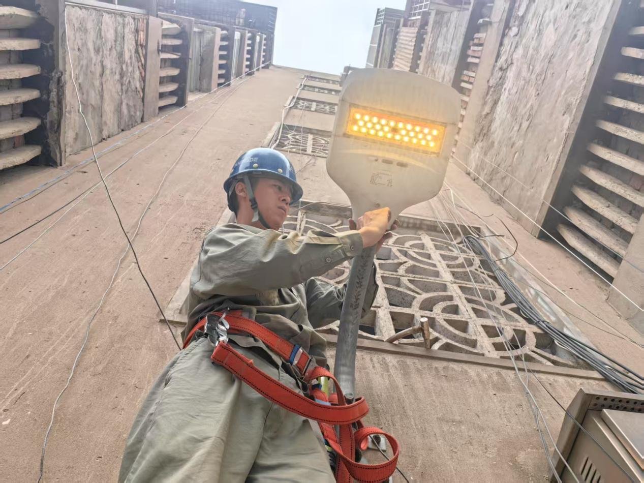 市路灯管理处连日来顶着烈日奋战在城市照明一线5.21.......png