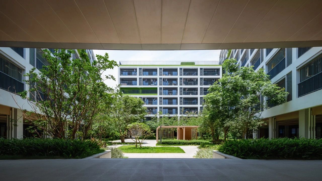 北师香港浸会大学二期校园，钟灵毓秀，碧水绕亭第22张图片