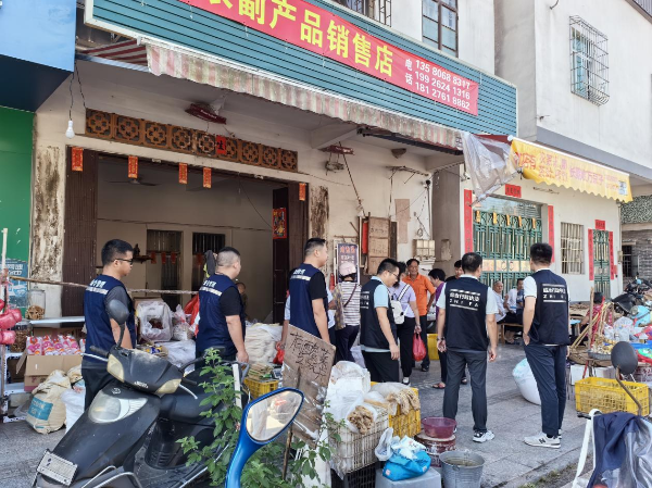 镇执法队定期开展圩镇面貌专项检查.png