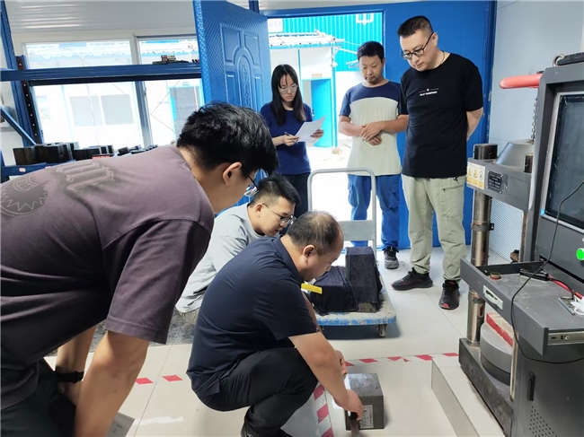 安溪公路项目试验人员进行混凝土试件检测实操